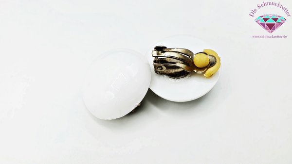 Runde weiße Ohrclips aus Kunststoff
