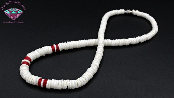 Halskette mit weißen Muschelstücken und rotem Holz