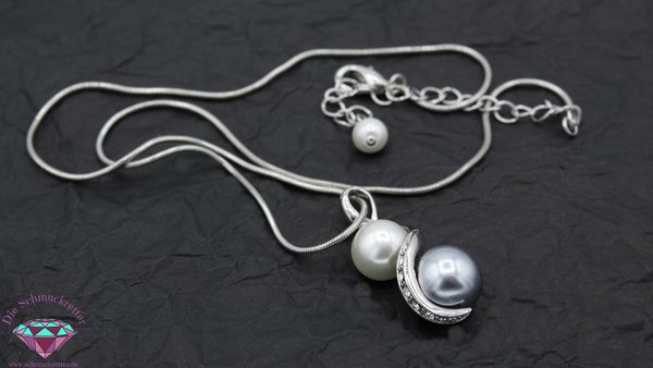 Silberne Halskette mit Anhänger und Perlen