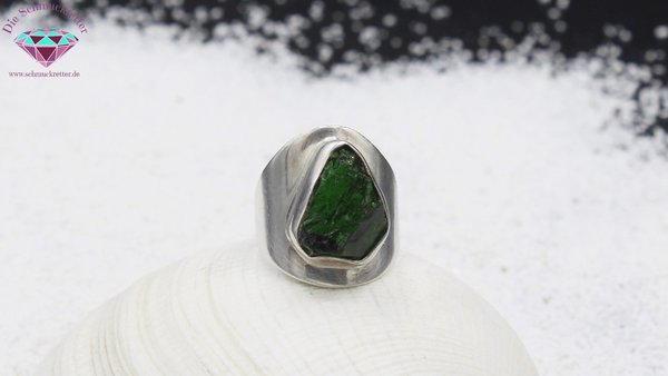 925 Silber Ring mit rohem, grünem Chromdiopsid, Gr. 52