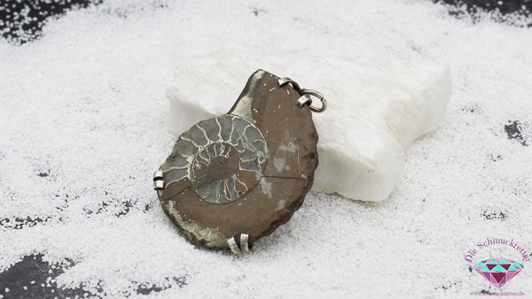 Großer Echtsilber Anhänger mit versteinertem Ammoniten, Handarbeit
