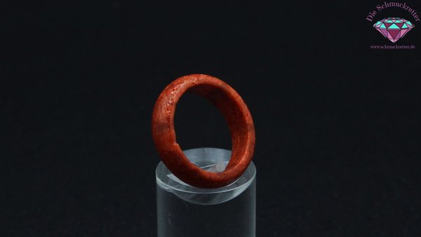Schlichter Ring aus polierter Schaumkoralle, Gr. 56